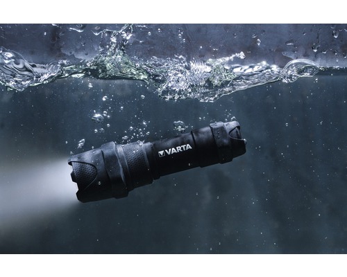 Svart Varta ficklampa under vatten med ljusstråle