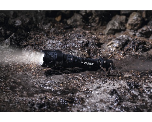 Varta logotyp ficklampa i vatten