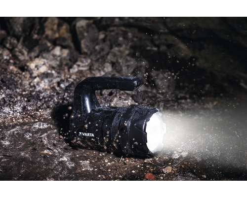 Svart Varta handlampa på smutsig yta