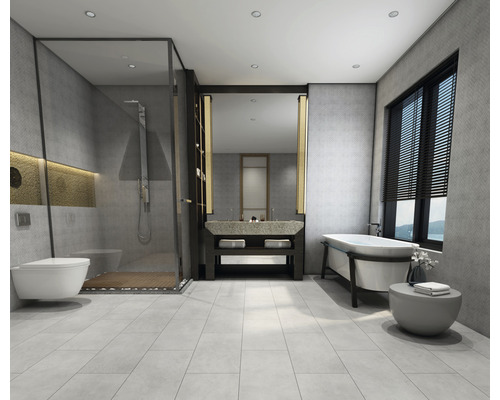 Ljust badrum med dusch, handfat och badkar.