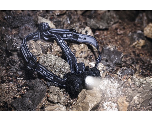 Varta pannlampa på stenar