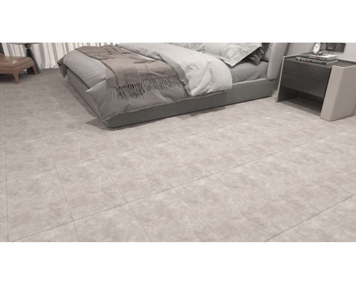 Ljust sovrum med lagt golvkakel