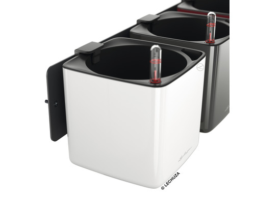 Två blomlådor med bevattningssystem och väggfäste