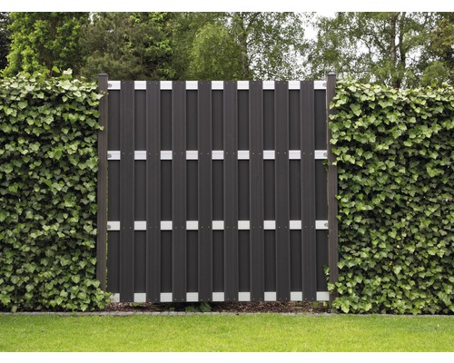 Trädgårdsstaket i plast med silverfärgade accenter och grön häck