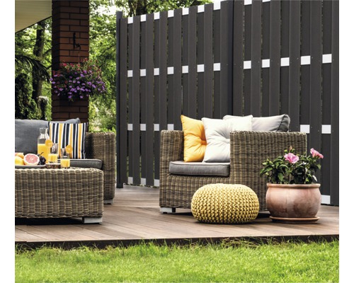 Terrass med flätade möbler och insynsskydd