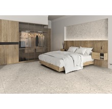 Sovrum med säng, garderob och klinkergolv