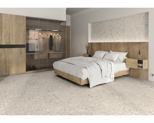 Sovrum med säng, garderob och klinkergolv