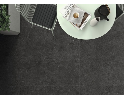 Vy från golvplattor med bord och stol