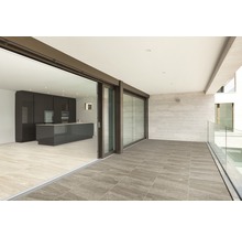 Terrass med plattor och skjutdörr till köket