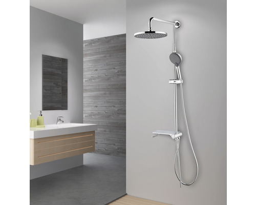 Badrum med duschpelare, huvudbrudusch, handdusch och hylla