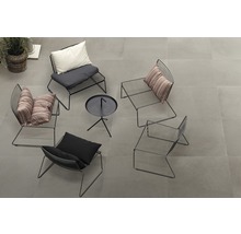 Utemöbelset med stolar och bord på plattor