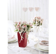 Dekorerat bord med röd blomlåda med blomsterarrangemang