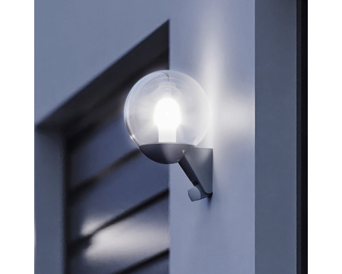 Lysande utomhusvägglampa med kulform och väggfäste