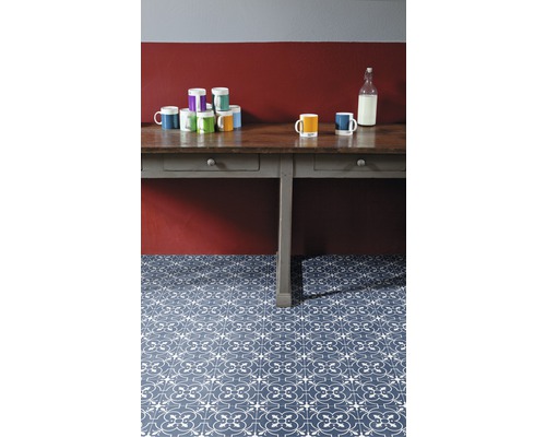 Matbord med muggar och en mjölkflaska på ett golv med kakelmönster