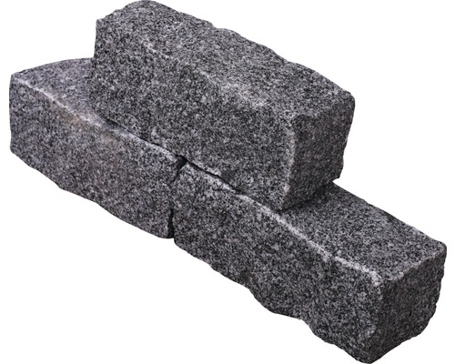 Två grå gatstenar i granit staplade