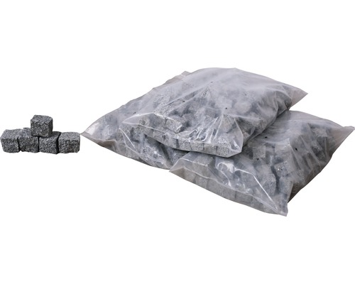 Tre säckar med gatstenar och fem lösa gatstenar