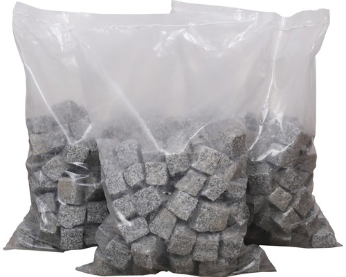 Tre säckar med gatsten av granit