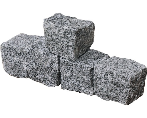 Staplade gatstenar av granit