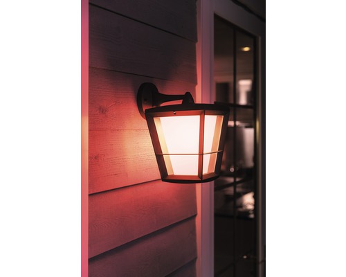 Utomhusvägglampa med lampa på husväggen