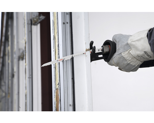 En tigersåg skär genom en fönsterkarm