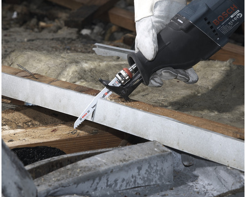 En tigersåg från Bosch skär en bit metall.