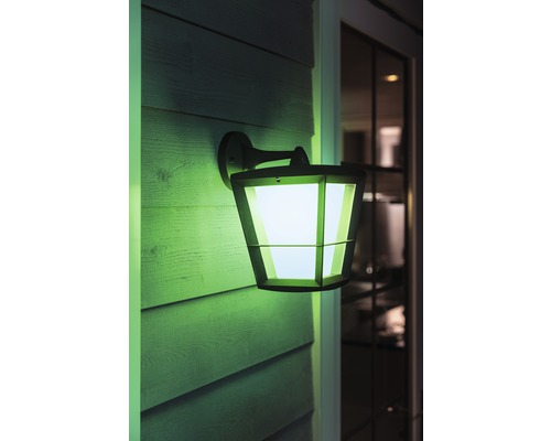 Utomhusvägglampa på en husvägg