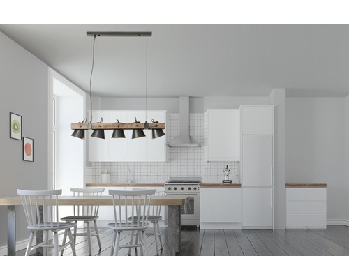 Matsal med matbord och hänglampa med trä och flera lampor