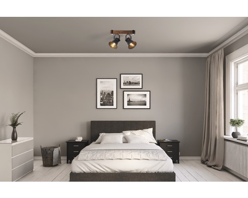 Sovrum med dubbelsäng, nattduksbord, byrå och taklampa med två spotlights