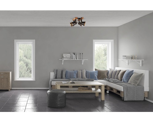 Vardagsrum med takspotlight, soffa av pallar och träbord