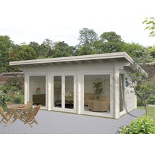 Trädgårdshus med stora fönster, träbord och stolar i trädgården