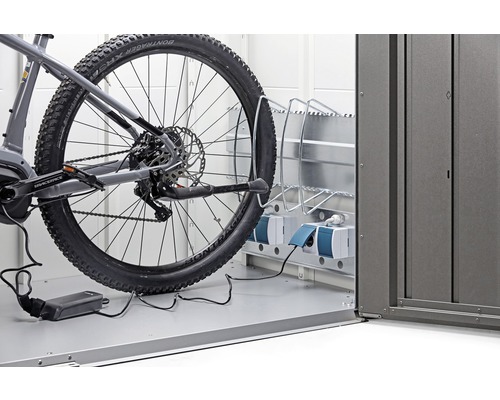 Cykel i cykelgarage med laddstation för elcyklar