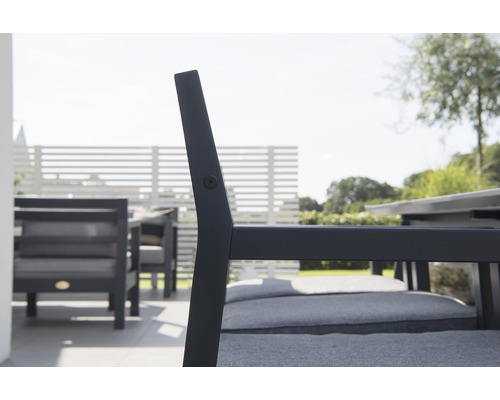 Närbild av en trädgårdsstol med klädsel