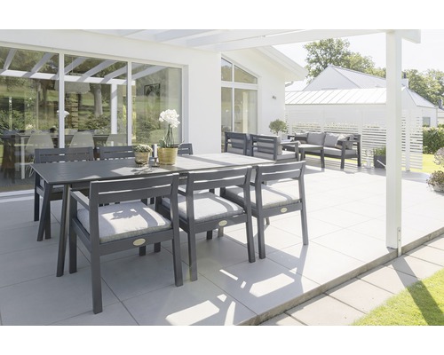 Terrass med matgrupp och sittgrupp i trä