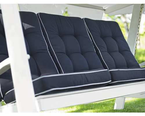 Närbild av en trädgårdsgunga med dynor