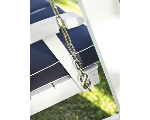 Detaljvy av en trädgårdsgunga med kedja och sittdyna