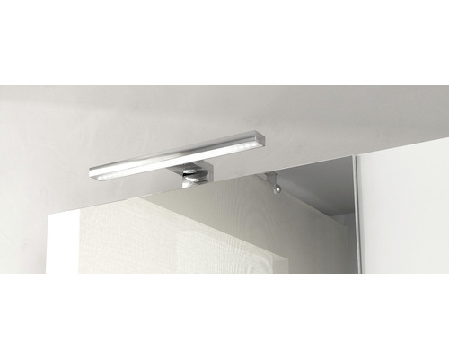 Spegellampa med LED-belysning ovanför en spegel