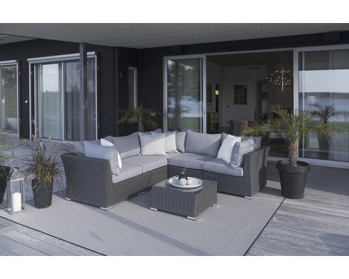 Uteplats med grå loungeset och bord på en matta