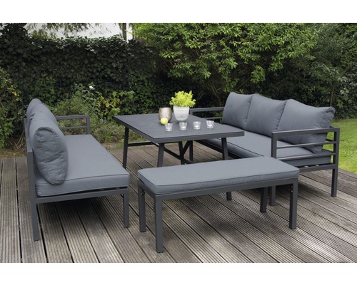 Trädgårdsmöbler med bänk, hörnsoffa, bord och kuddar på en träaltan