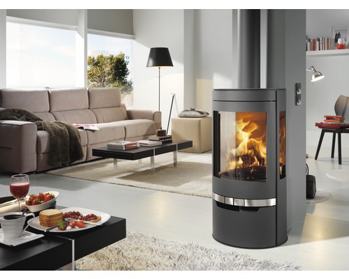 Vardagsrum med kamin, soffa och soffbord