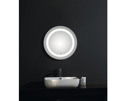 Modernt badrum med rund spegel och tvättställsskål