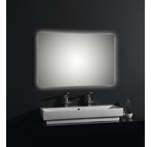 Badrum med belyst spegel och dubbla handfat.