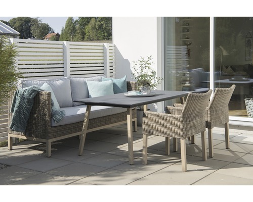 Utemöbelset med soffa, bord och stolar på en terrass