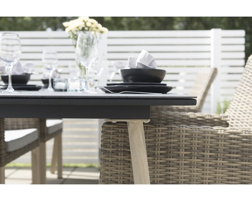 Dukat trädgårdsbord med rottingstolar för utomhusbruk