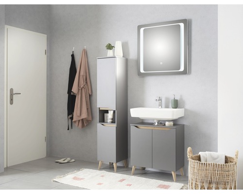 Ljust badrum med tvättställsskåp, spegelskåp, högskåp, handdukar och dekoration