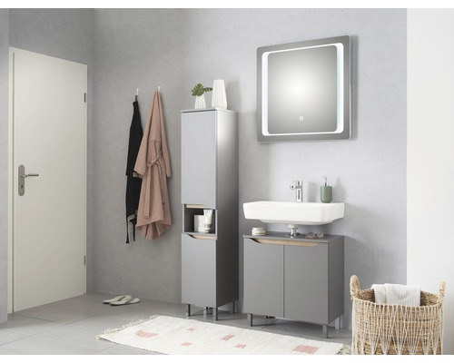 Modernt badrum med handfat, spegel, badrumsmöbler och dekorationer