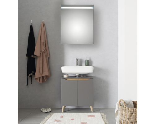 Modernt badrum med tvättställsskåp, tvättställsskål och belyst spegelskåp.