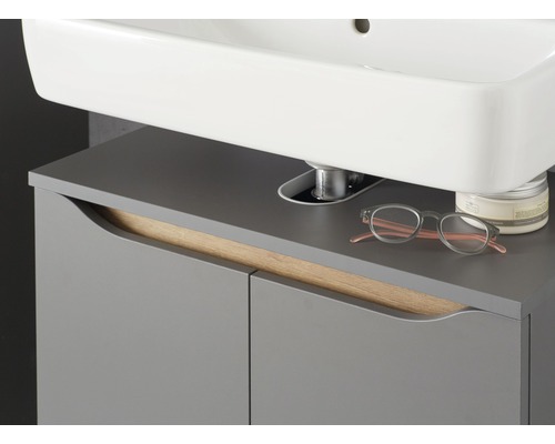 Tvättställsskåp med handfat, glasögon och ljus