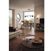 Vardagsrum med matbord, soffa, golvlampa, bordslampa, vägglampa och taklampa