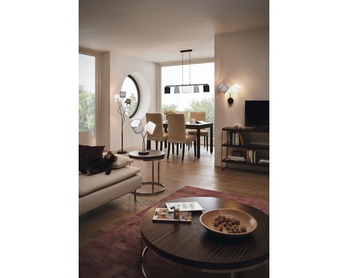 Vardagsrum med matbord, soffa, golvlampa, bordslampa, vägglampa och taklampa