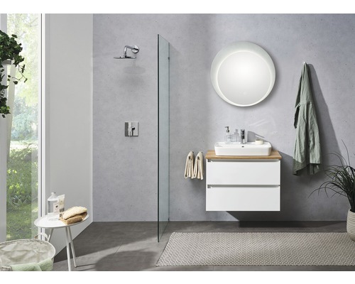 Modernt badrum med duschkabin, handfat med spegel och förvaringsutrymme